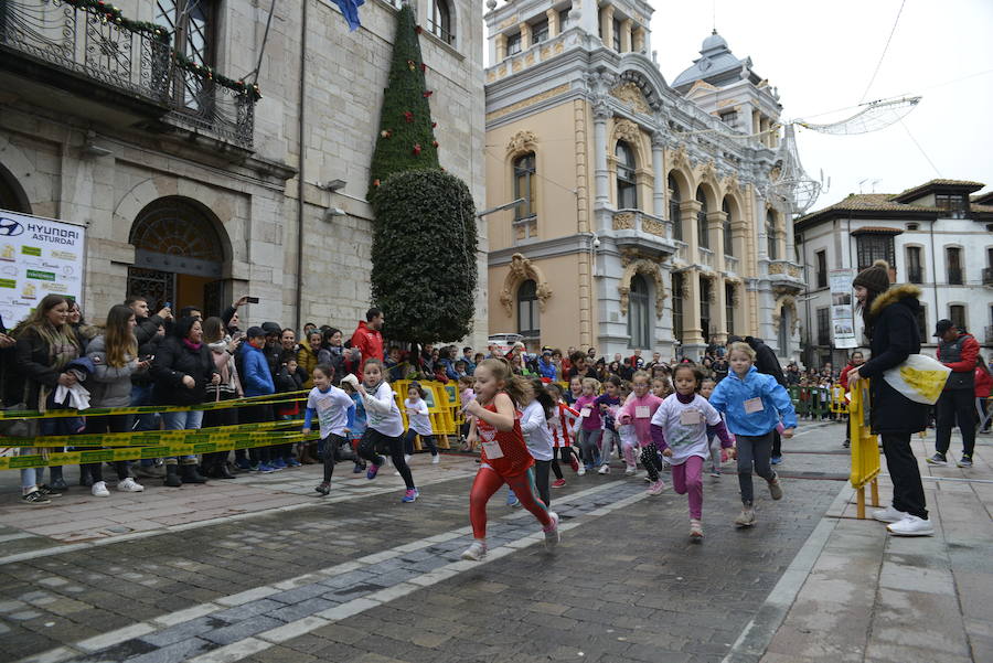 Grandes y pequeños participaronen la popular carrera. 