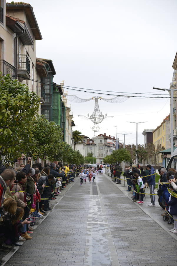 Grandes y pequeños participaronen la popular carrera. 