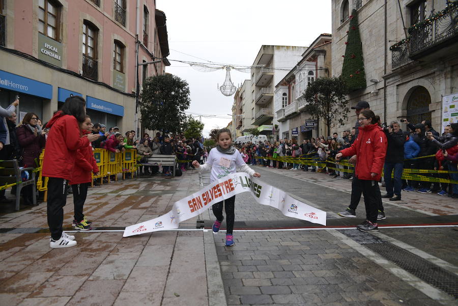 Grandes y pequeños participaronen la popular carrera. 