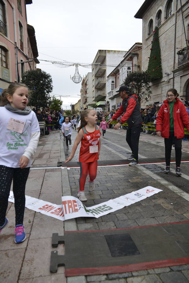 Grandes y pequeños participaronen la popular carrera. 