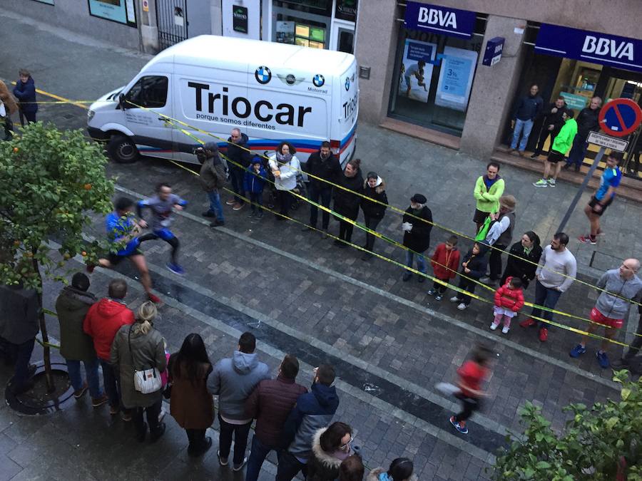 Grandes y pequeños participaronen la popular carrera. 