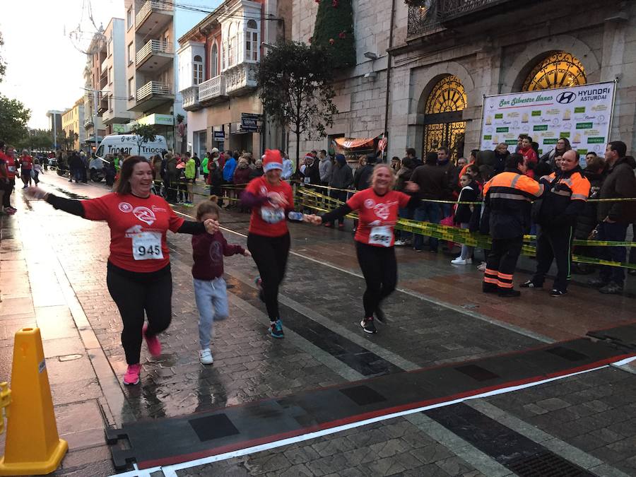 Grandes y pequeños participaronen la popular carrera. 