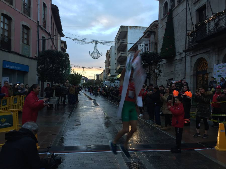 Grandes y pequeños participaronen la popular carrera. 