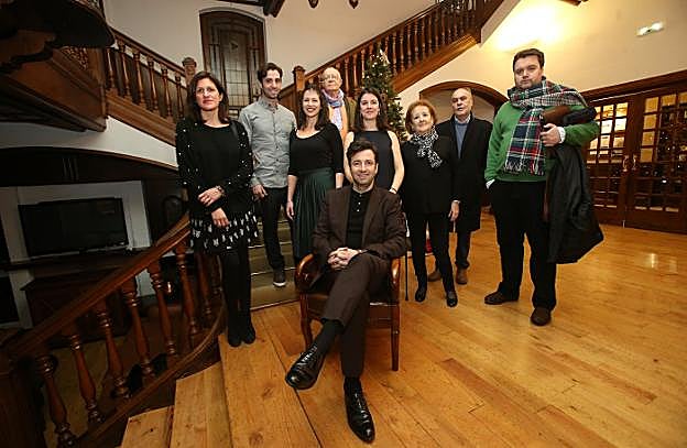 El director musical del Teatro de la Zarzuela, rodeado por Paz de Alvear, jefa de Redacción de EL COMERCIO en Oviedo; el violinista Alfredo Rodríguez; Kenia Martín; José Luis Prado; su esposa, la chelista María Rodríguez; Lola Lucio; Alberto Piquero y Diego Medrano. 