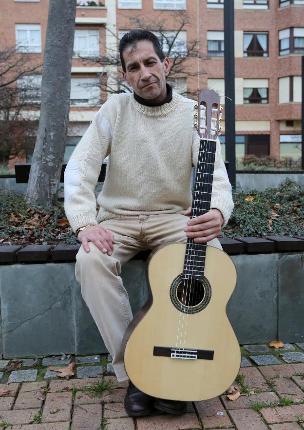 Emilio con su guitarra, ahora, y en la película. 