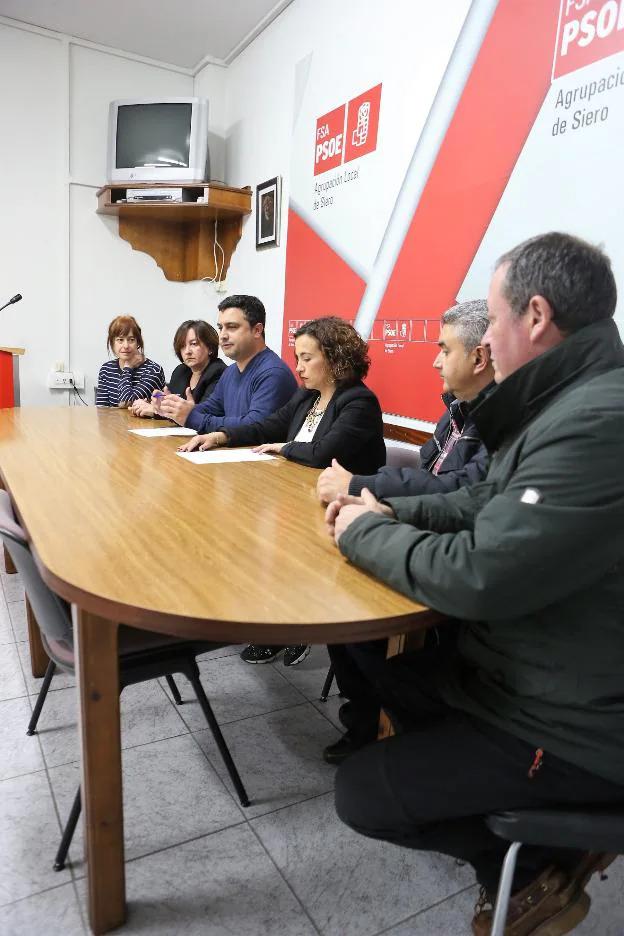 Noelia Macías y Javier Rodríguez Morán, en el centro, rodeados por varios miembros de la Ejecutiva de la Agrupación Socialista. 