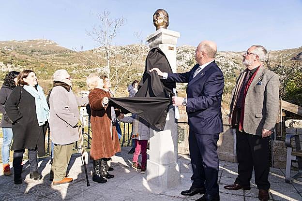 Momento en el que Marisol Fernández Testón y José Manuel Fernández Díaz descubren el busto. 
