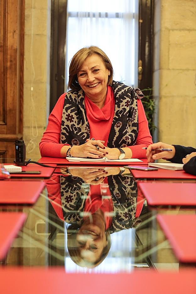La alcaldesa de Avilés, Mariví Monteserín, sonríe en un momento de la entrevista en su despacho. 