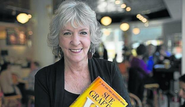 La escritora norteamericana Sue Grafton posa con uno de sus libros. 