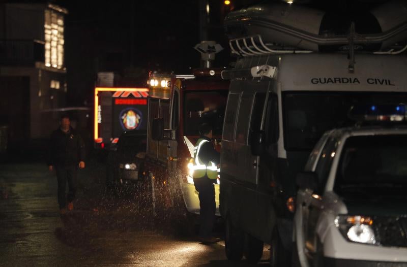 Efectivos de la Guardia Civil custodian la nave en la que se ha encontrado el cadáver de Diana Quer y la casa del principal sospechoso de su desaparición, José Abuín, 'El Chicle'.