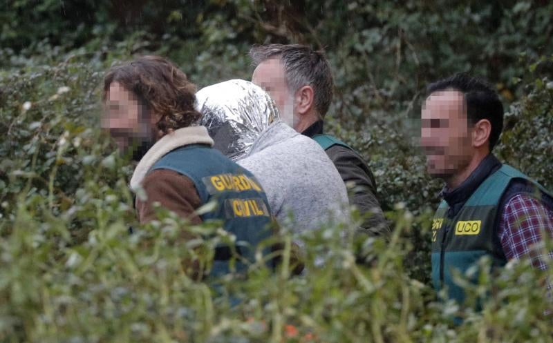 Efectivos de la Guardia Civil custodian la nave en la que se ha encontrado el cadáver de Diana Quer y la casa del principal sospechoso de su desaparición, José Abuín, 'El Chicle'.