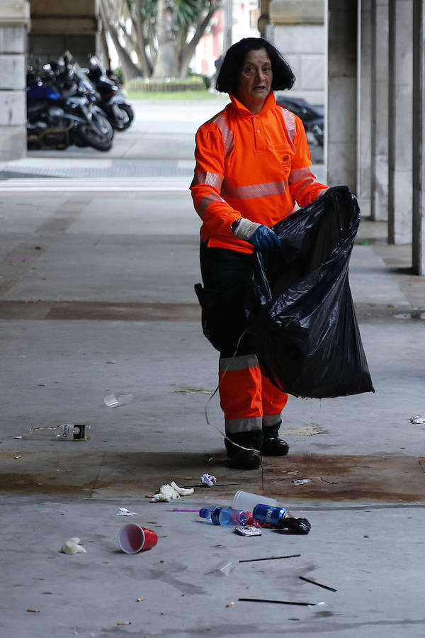 Así amaneció Gijón tras la resaca de Nochevieja
