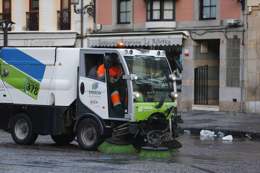 Así amaneció Gijón tras la resaca de Nochevieja