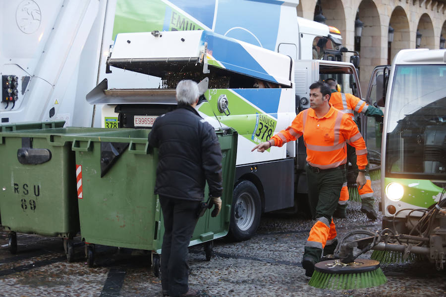 Así amaneció Gijón tras la resaca de Nochevieja