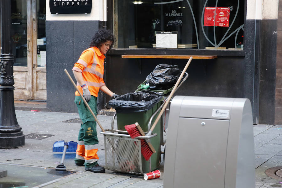 Así amaneció Gijón tras la resaca de Nochevieja