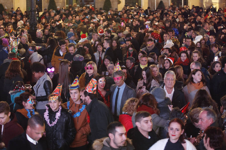 Fiesta de Nochevieja en la plaza Mayor de Gijón