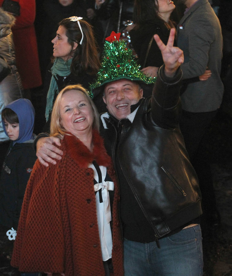 Fiesta de Nochevieja en la plaza Mayor de Gijón