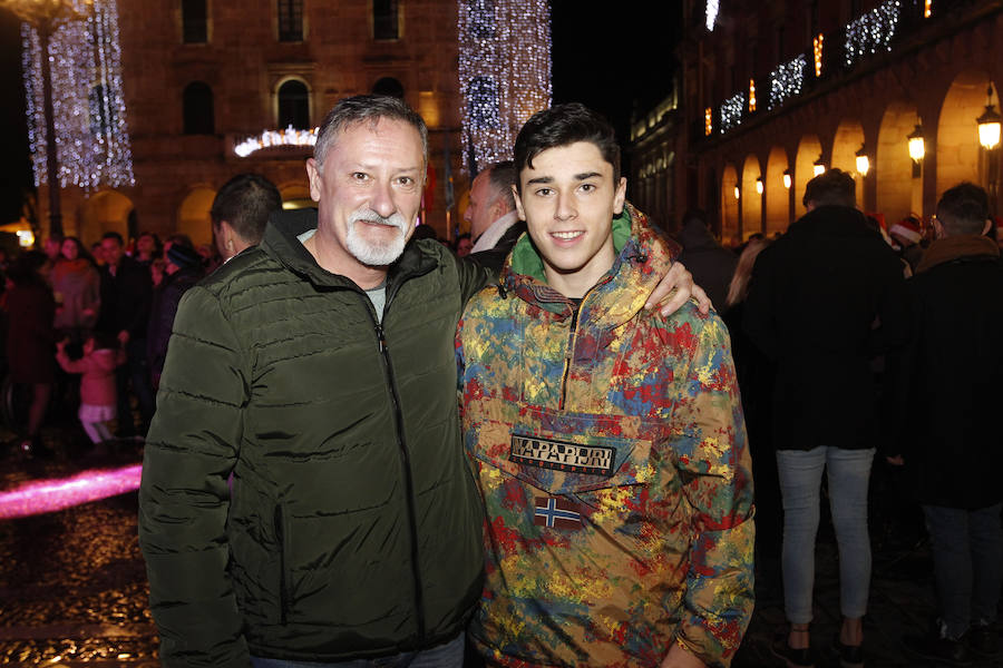 Fiesta de Nochevieja en la plaza Mayor de Gijón