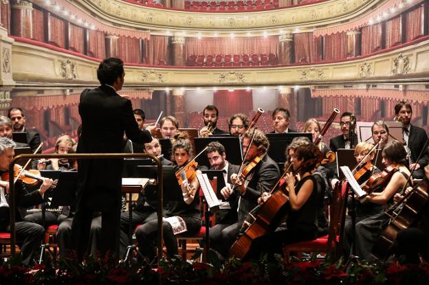 Parte de los músicos de la Orquesta Sinfónica Ciudad de Avilés, ayer en el concierto de Año Nuevo en el Teatro Palacio Valdés. 