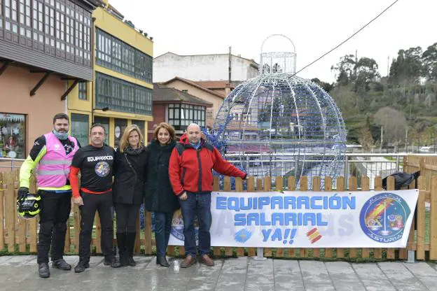 Héctor Revuelta, Manuel Jiménez, Soledad Celorio, Marián García de la Llana y Fernando Verdayes en la protesta de Llanes. 