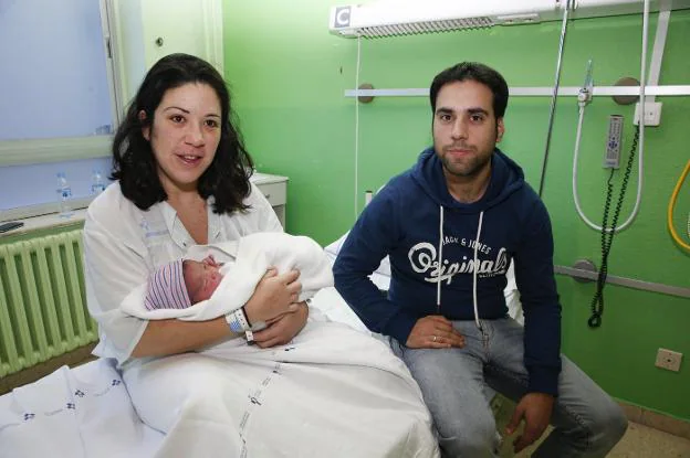 Gijón . Miriam Valledor y Javier Fernández, con su hija Mireia, la primera gijonesa y asturiana del año 2018. 