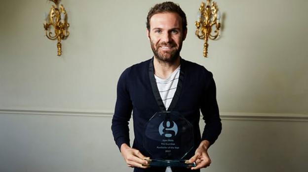 Juan Mata con el premio. :: EFE