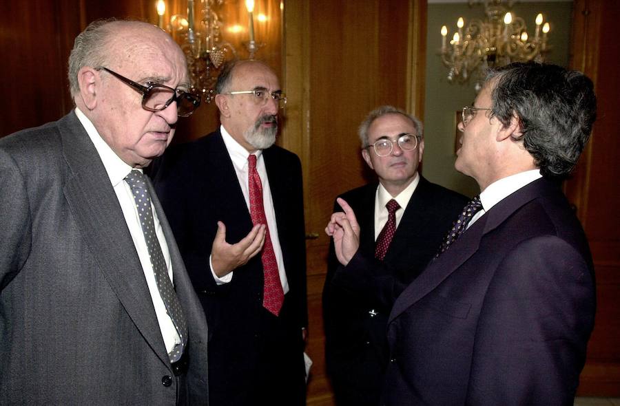 En 1994 recibió el Premio Príncipe de Asturias de Ciencias Sociales y era considerado uno de los máximos expertos españoles en Derecho Mercantil