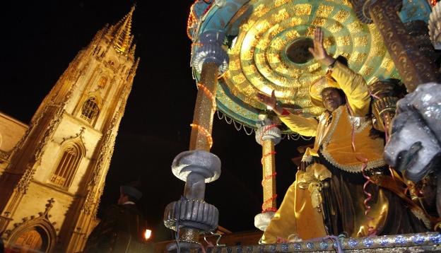 El rey Baltasar delante de la plaza de la Catedral durante la Cabalgata del año pasado. 