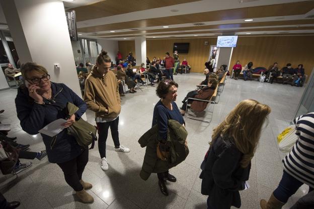 Decenas de personas hacen cola en una de las salas de espera del HUCA. 