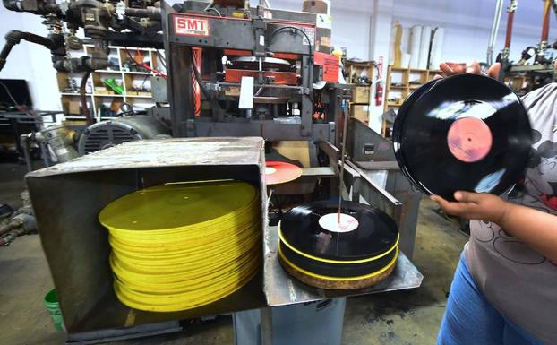 Un trabajador coloca vinilos en la fábrica de Erika Records. 