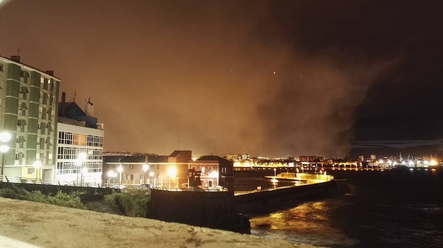 Las imágenes del espectacular incendio en un desguace de Gijón