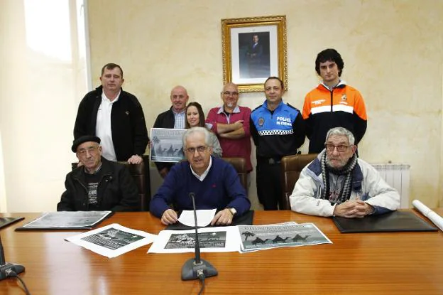 Rafael Alonso presentó la cabalgata rodeado de representantes de las entidades colaboradoras. 