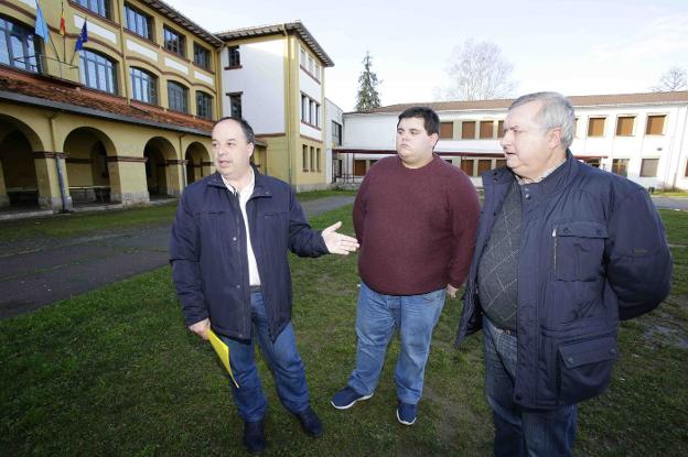 El diputado Marcos Gutiérrez Escandón, Víctor Rodríguez Caldevilla y José Antonio Fernández en el instituto Rey Pelayo. 