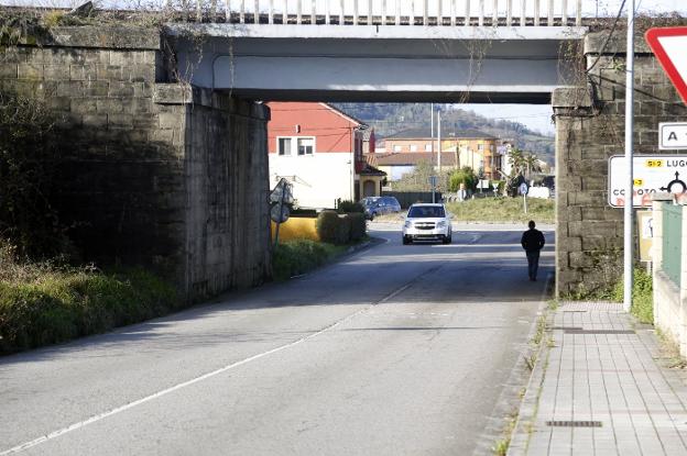 Un vecino de Viella tiene que invadir la calzada para cruzar bajo el túnel. 