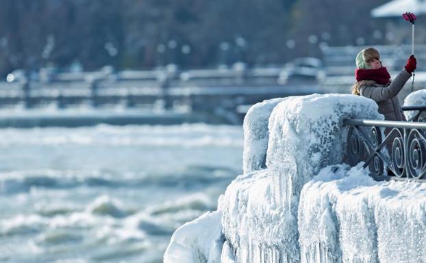 Las bajas temperatuas han congelado las cataratas del Niágara.