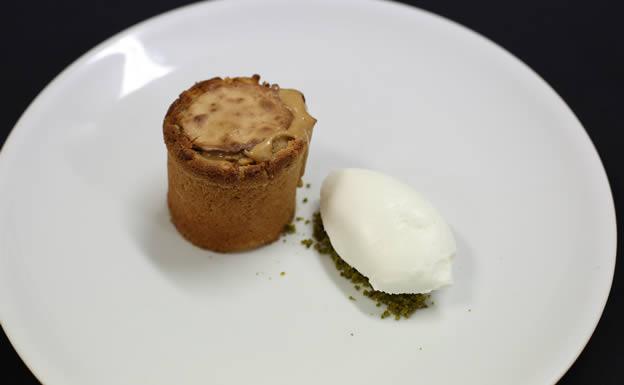 Coulant de turrón con helado de yogur griego y polvo de pistacho