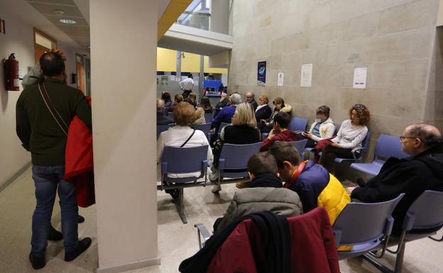 Los pacientes llenan la sala de espera del centro de salud Puerta de la Villa.