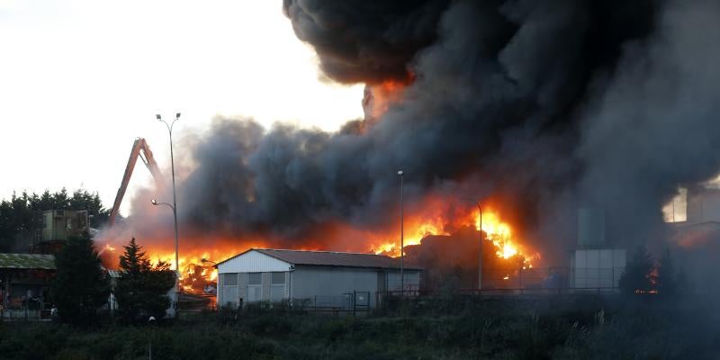 Las imágenes del espectacular incendio en un desguace de Gijón