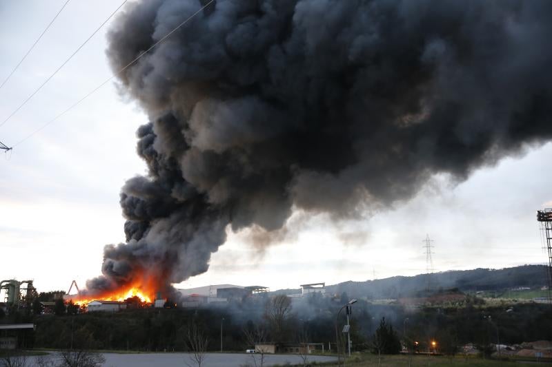 Las imágenes del espectacular incendio en un desguace de Gijón