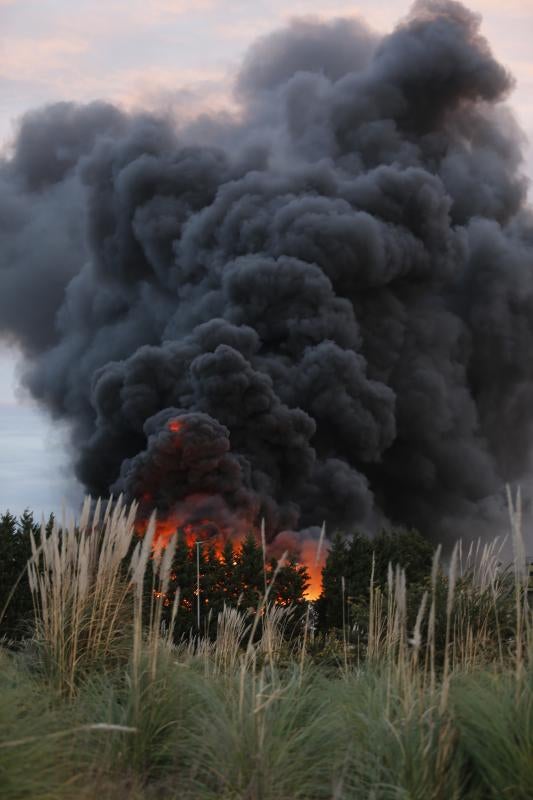 Las imágenes del espectacular incendio en un desguace de Gijón