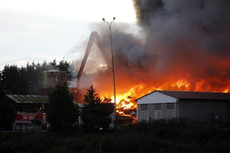 Las imágenes del espectacular incendio en un desguace de Gijón