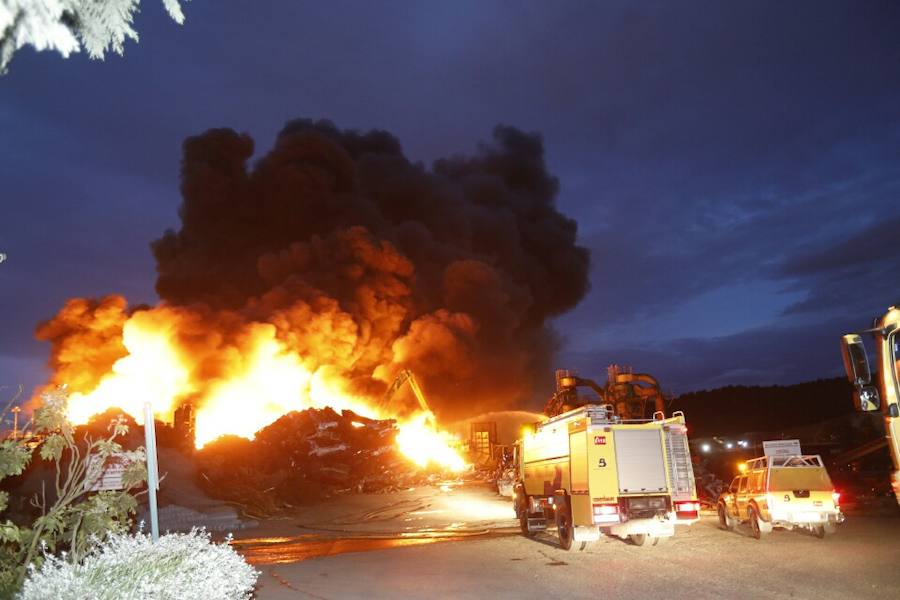 Las imágenes del espectacular incendio en un desguace de Gijón