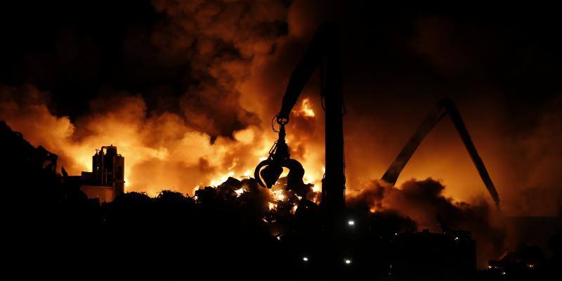 Las imágenes del espectacular incendio en un desguace de Gijón