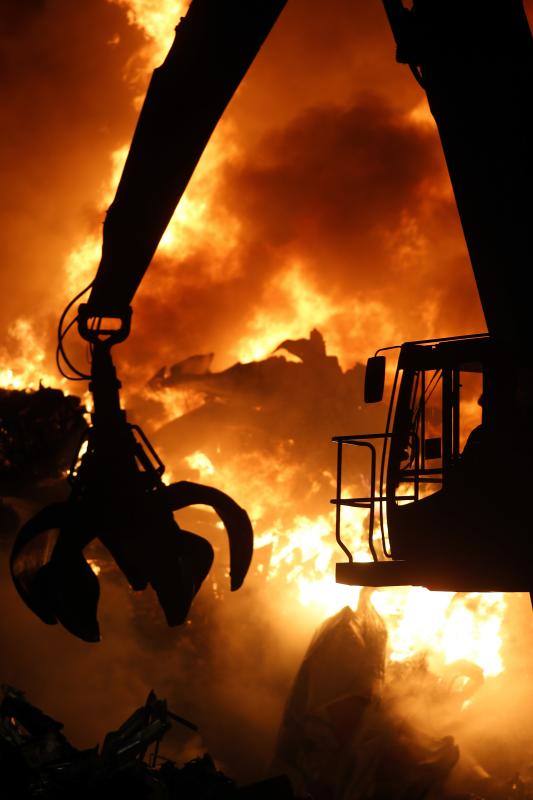 Las imágenes del espectacular incendio en un desguace de Gijón