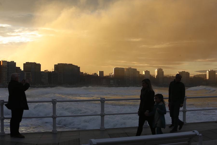 Las imágenes del espectacular incendio en un desguace de Gijón