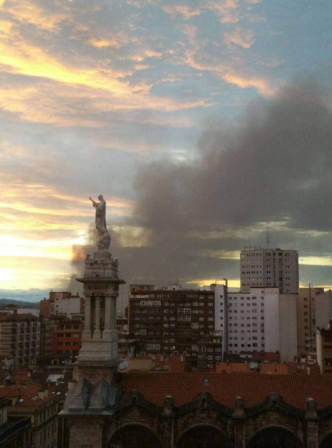 Las imágenes del espectacular incendio en un desguace de Gijón