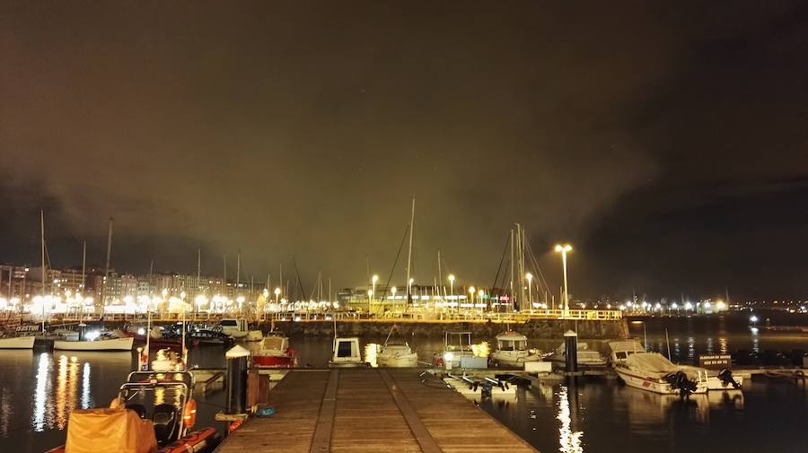 Las imágenes del espectacular incendio en un desguace de Gijón