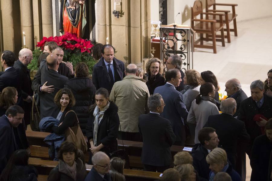 Multitud de personas han querido darle el último adiós al exministro de Educación y Ciencia y reputado jurista gijonés