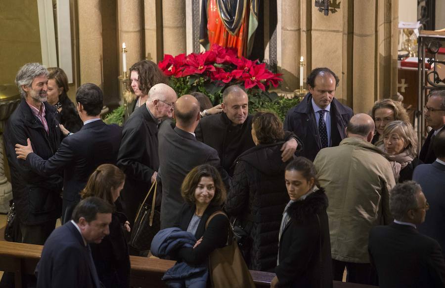 Multitud de personas han querido darle el último adiós al exministro de Educación y Ciencia y reputado jurista gijonés