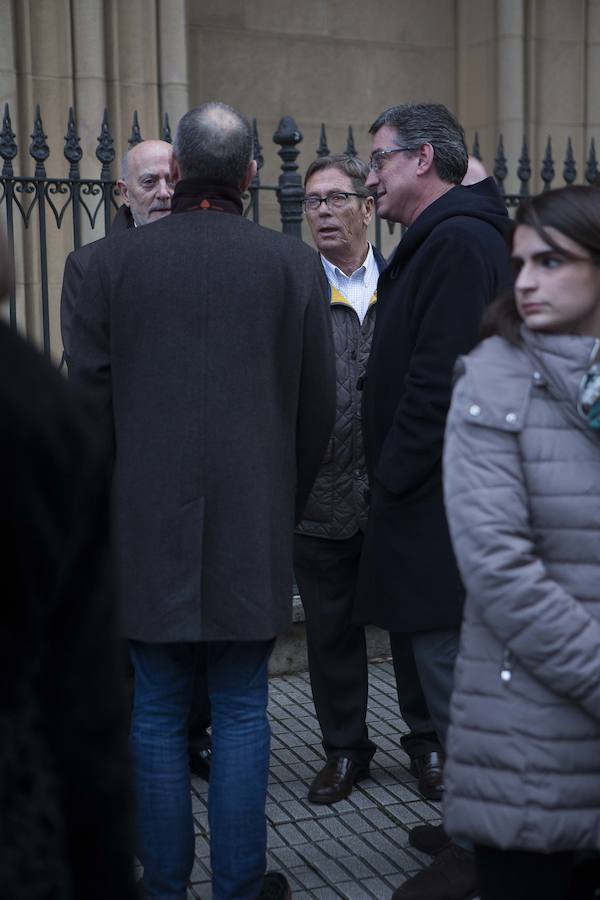 Multitud de personas han querido darle el último adiós al exministro de Educación y Ciencia y reputado jurista gijonés